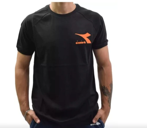 REMERA HOMBRE M-C ALGODON DLOGO TEE NEGRO (A03648)