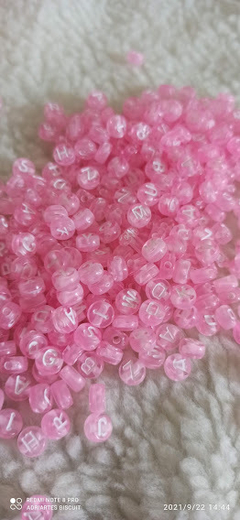 Miçangas de letrinhas rosa bebe ( Letras , alfabeto , miçanga ) Aprox - 100 peças