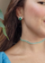 Brinco Abelha na pedraria verde - Lyra das Fadas - Semijoias e bijuterias finas