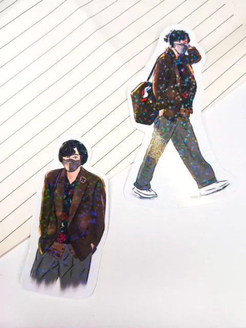 Taehyung Airport Look (2 adesivos Holograficos)
