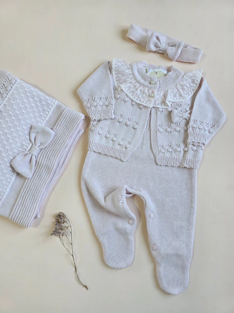 Saída de Maternidade menina em tricô rosa suave, quatro peças | Cecília RN - comprar online