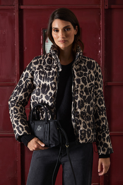 614 CAMPERA PRINT OJO ROJO