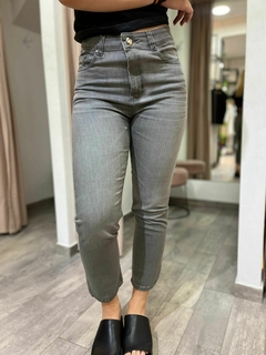 MOM GRIS SALTAN PEPA - esenciaclothes