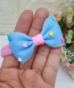 Laço gravatinha jeans com mini corações