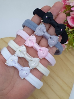Laço mini gravatinha com strass.