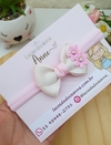 Laço mini cruzado duplo com florzinha.