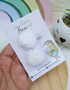 Parzinho pompom de pelúcia. na internet