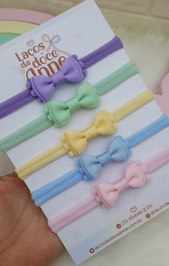 Laço mini gravatinha com pompom de metro.