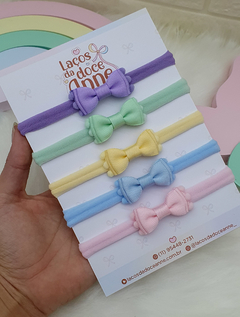 Laço mini gravatinha com pompom de metro. - comprar online
