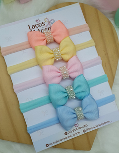 Laço gravatinha dupla com manta de pérolas. - comprar online