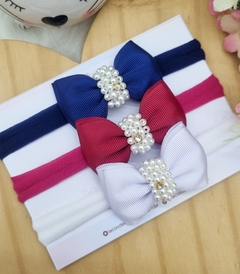Laço gravatinha dupla com pérolas bordadas. - comprar online