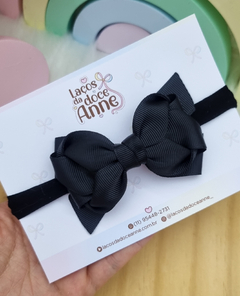 Mini laço amor com meio torcido.