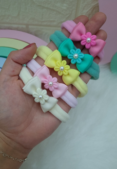 Laço mini gravatinha dupla com florzinha.