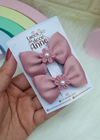 Par de laço gravatinha dupla com florzinha. - comprar online