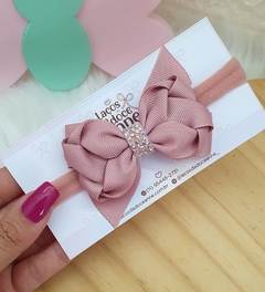 Mini laço amor com miolo de cristal.