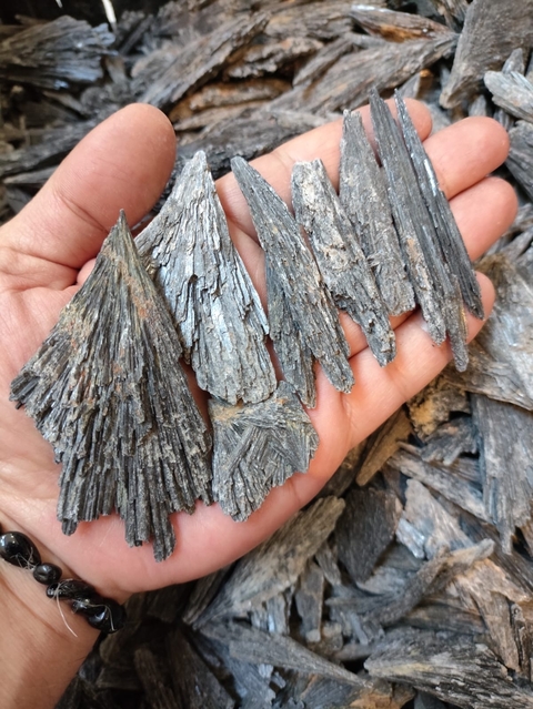 Cianita Negra 5kg (vassoura de bruxa) - comprar online