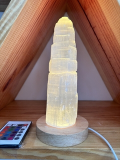 Luminária com torre de selenita