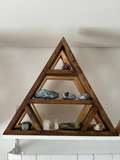 Altar pirâmide de madeira escura