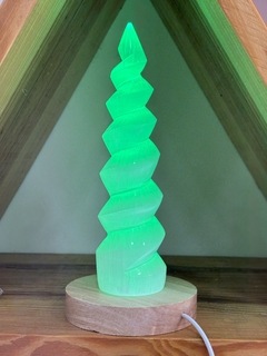 Luminária com torre de selenita espiral na internet