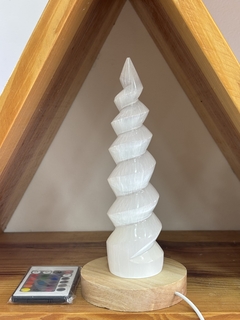 Luminária com torre de selenita espiral - comprar online