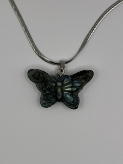 Colar com Labradorita esculpida borboleta - comprar online
