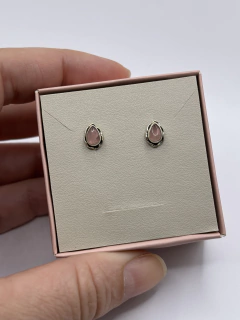Brinco em prata gota quartzo rosa