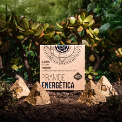 Seleccionamos cuidadosamente 7 Hierbas Santas, para que cada una de ellas aporte su fuerza pura y natural, el Eucalipto atrae energía positiva, el Cedro protección espiritual, el Romero limpieza energética, la Ruda su escudo protector, el Inca yuyo sabidu