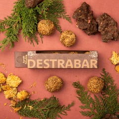 Composición: resina de mirra, caléndula, té verde, cedro y aglutinante natural.
