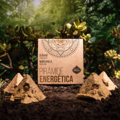 La Manzanilla, protectora del hogar y escudo natural, clarifica espacios generando auras de protección y contención. Esta pirámide además contiene perlas de Olíbano puro, aportando su gran poder de transmutación, la forma piramidal lleva nuestra energía o