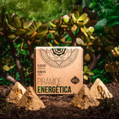 El Romero al quemarse emite poderosas vibraciones de limpieza y purificación. Es uno de los inciensos más antiguos, esta hierba milenaria transforma y rejuvenece el alma, los espacios y ambientes. Esta pirámide además contiene perlas de Olíbano puro, apor