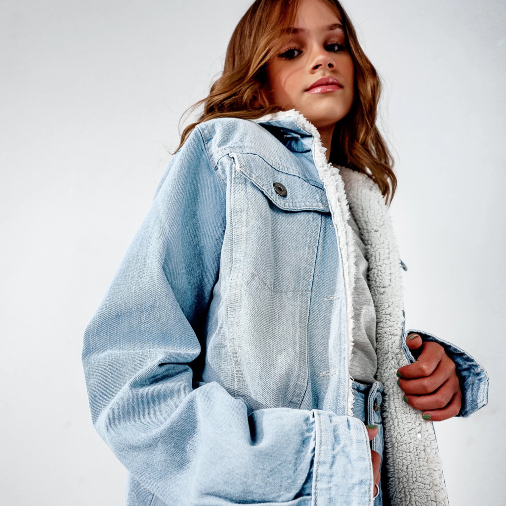 Jaqueta Jeans com Gola de Sherpa
