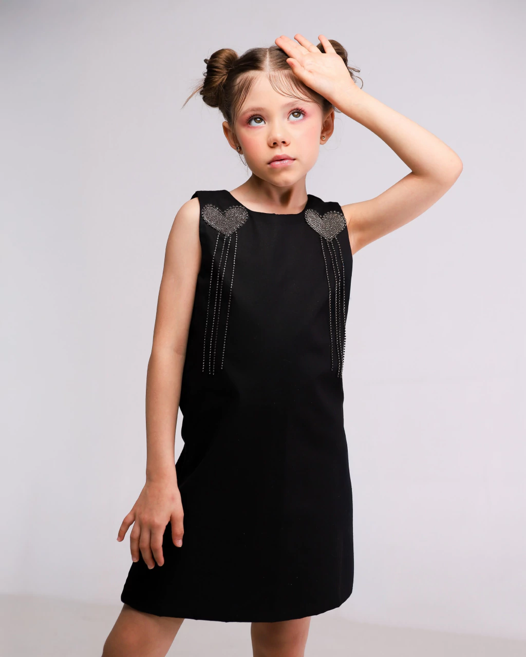 Vestido Preto Básico com Apliques Laterais de Coração