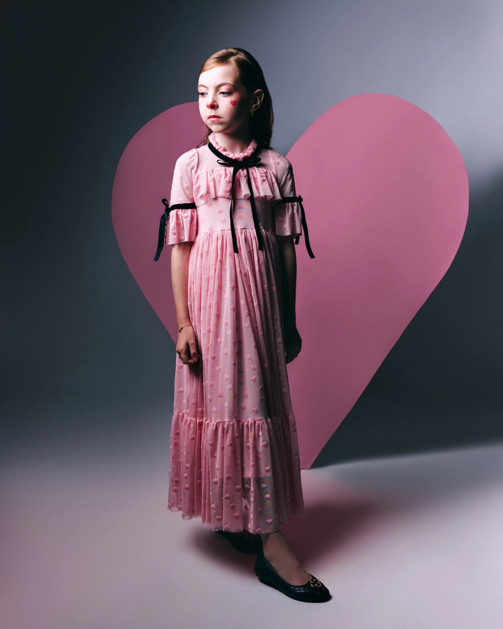 Vestido Longo Rosa de Tule de Corações e Laços de Veludo Preto
