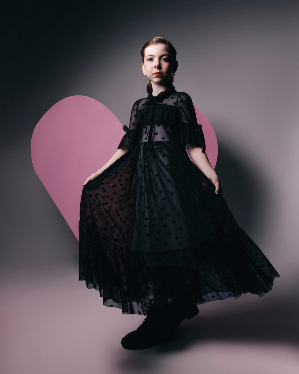 Vestido Longo Preto e Rosa de Tule de Corações e Laços de Veludo Preto