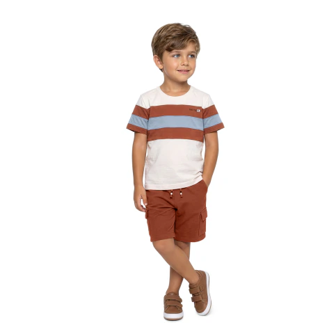 Menino vestindo conjunto masculino Milon marrom avelã com camiseta listrada e bermuda cargo