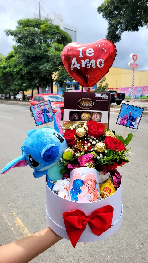 Combo ROMÂNTICO ( Caixa box , 1 urso Stitch,1 caixa de ferrero coletion , 1 caneca , 8 bombons de sonho de valsa, 3 unidades de ferrero , arranjo com