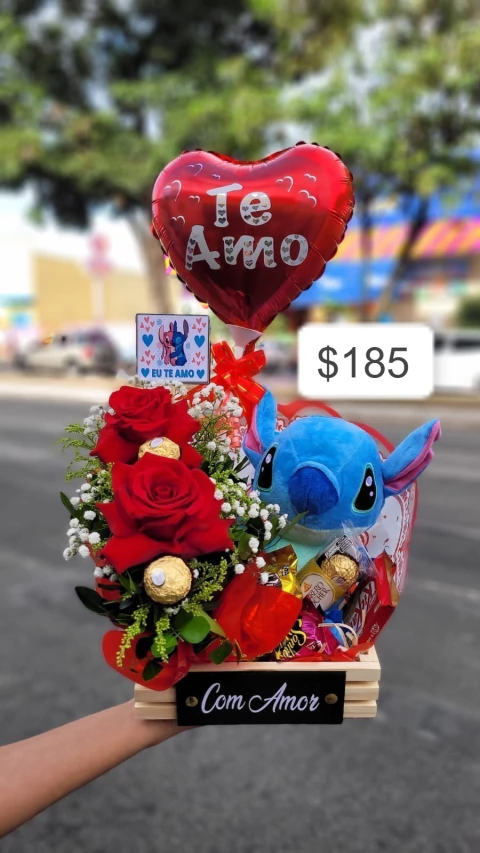 CESTA ROMÂNTICA( CESTA, 1 ARRANJO NATURAL COM 2 ROSAS COM 2 UNIADADES DE FERRERO , 3 SONHO DE VALSA, 1 KITKET, 1 PACOTE DE T3 , 1 URSO PEQUENO DO STIT