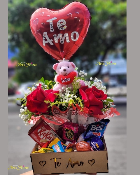 CESTA ROMÂNTICA(1 CHAVEIRO DE URSO+ARRANJO COM 2 ROSAS+1 BALÃO+2 BIS OU KITKET+1 CAIXA DE BOMBOM GAROTO AVULSO DENTRO DA CESTA )