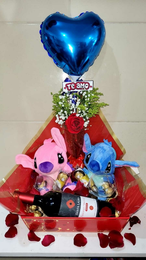 CESTA ROMÂNTICA( vai 2 ursos Stitch+ 1 vinho grande 750ml +2 taças + 2 pacotes de ferrero que cada um vai 3 unidades + 3 unidades alvo de ferrero dent
