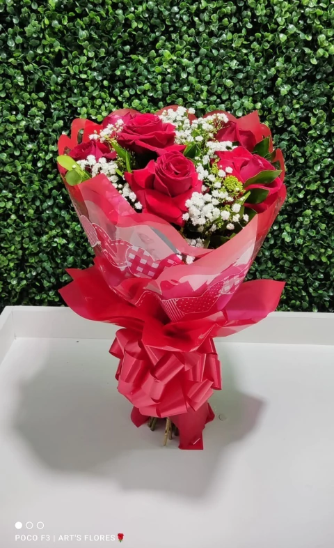 BUQUÊ DE 6 ROSAS VERMELHAS