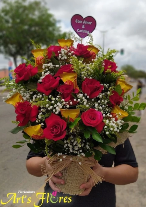 ARRANJO ROMÂNTICO COM 12 ROSAS +10 BOMBONS SONHO DE VALSA OU SERENATA OU OURO BRANCO