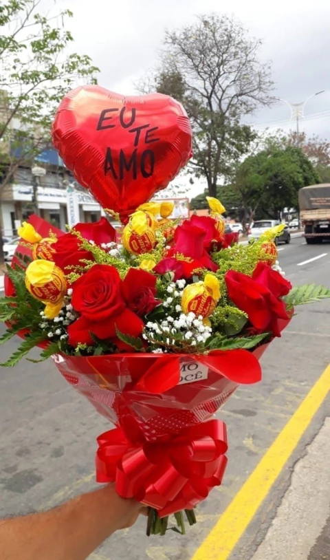 BUQUÊ DE 6 ROSAS VERMELHAS+8 BOMBOM SONHO DE VALSA OU SERENATA OU OURO BRANCO + 1 BALÃO