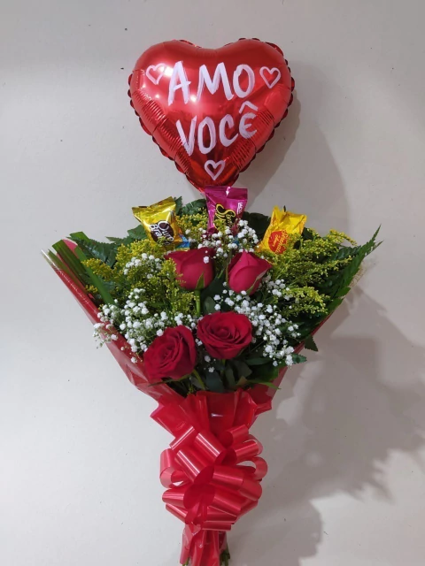 BUQUÊ DE 4 ROSAS VERMELHAS