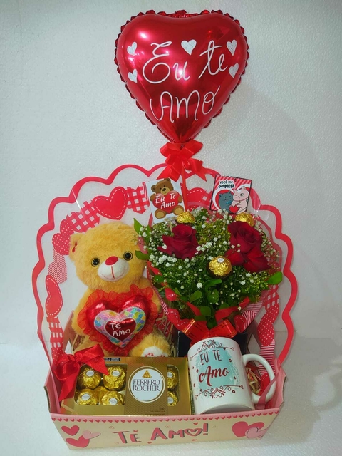 CESTA ROMÂNTICA( vai 1 urso + 1 caneca de amor + 1 caixa de ferrero com 8 unidades + 1 arranjo natural com 2 rosas com 3 unidades de ferrero + 2 placa
