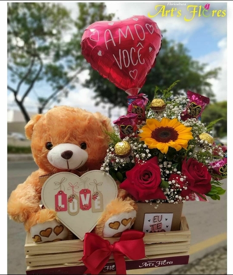 CESTA ROMÂNTICA(1 URSO +ARRANJO COM 2 ROSAS + 1 girassol com 4 sonhos de valsa ou ouro branco ou serenata + 3 unidade de ferrero + 1 caixa de bombom