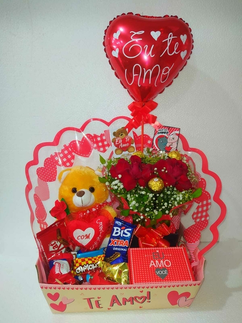 CESTA ROMÂNTICA ( 1 urso + 1 caixa de bombom com 5 unidades + 1 arranjo com 2 rosas natural com 3 ferrero + 2 placas + 1 balão + 2 kit ou bis