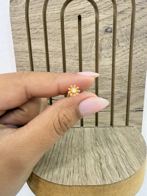 Piercing mini flor rosa tragus y helix en acero dorado - comprar online