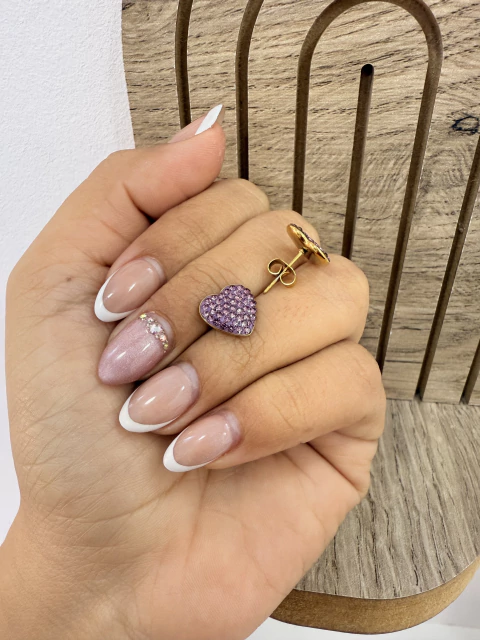 Aros pasantes corazon cristales lilas en acero dorado - comprar online