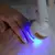 Tratamento nas mãos com luz azul do equipamento HTM, ideal para limpeza e ação bactericida local. D&D Estética e Saúde