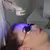Mulher recebendo tratamento facial com equipamento Beauty Steam Maxx IoT, usando LED azul para cromoterapia e proteção ocular. D&D Estética e Saúde